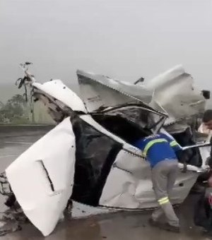[VÍDEO] Colisão na BR-101 deixa uma pessoa presa nas ferragens e carro partido ao meio