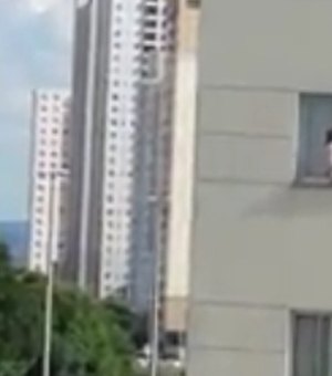 [Vídeo] Criança anda em parapeito de prédio no DF