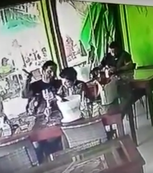 [Vídeo] Homem é preso acusado de agredir mulher em bar na orla da Ponta Verde