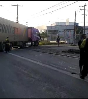 Colisão entre carro e caminhão deixa trânsito lento na Av. Durval de Goés Monteiro
