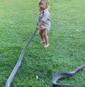 Bebê australiano puxa cobra de 2 metros para fora do jardim