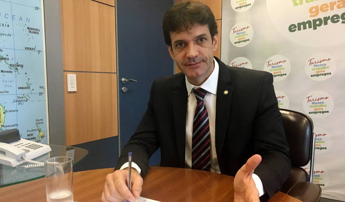 Ministro do Turismo testa positivo para Covid-19
