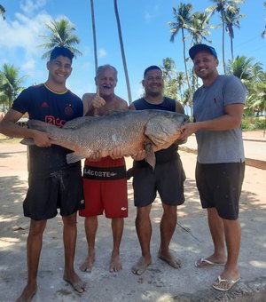 Pescador de Japaratinga pega peixe de 70kg e 1,20m