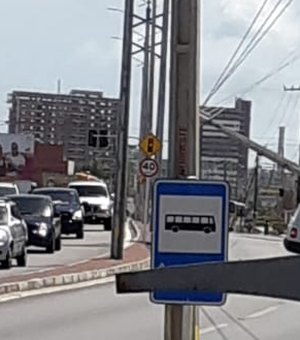 Carro colide contra poste e deixa bairro Jacarecica sem energia