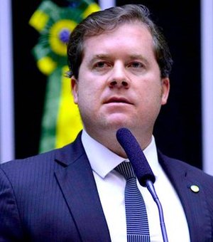 Marx Beltrão vai à Justiça contra reajuste na tarifa de energia da Equatorial