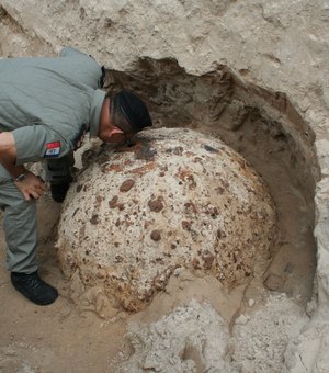 Esfera que apareceu em praia do Japão pode ser mina marítima igual a encontrada em Maragogi em 2010