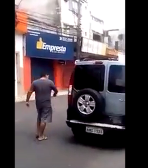 [Vídeo] Revoltado, homem destrói o próprio carro ao saber que veículo seria rebocado