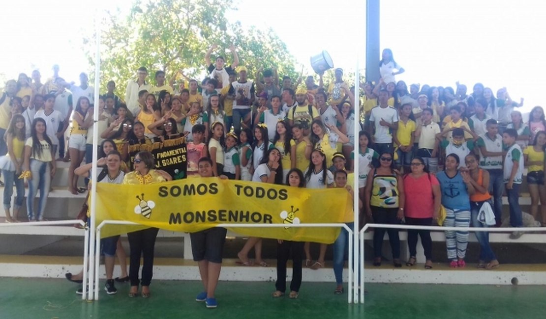 Alunos comemoram vitória na I Gincana de Matemática Interescolar
