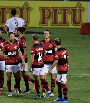 Flamengo vence Bangu com facilidade na volta do time titular