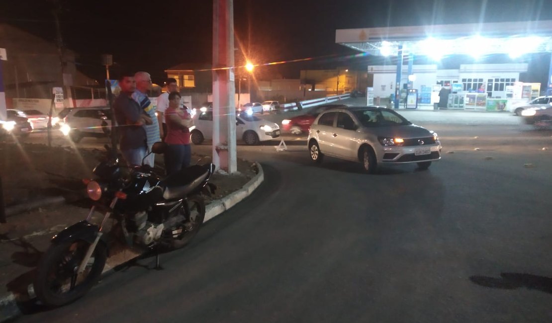 Motociclista colide em carro parado na AL 220, em Arapiraca