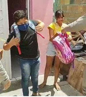 Após bilhete, policiais militares entregam materiais escolares para José Roberto e irmãs em Craíbas