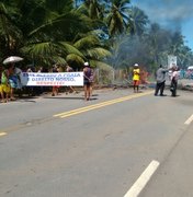 Entrada que dá acesso à praia é fechada e moradores protestam em Coruripe