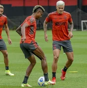 Em clima leve, Flamengo treina com força máxima no Uruguai