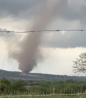 [Vídeo] Tornado na zona rural de Estrela de Alagoas impressiona moradores e causa estragos em residências