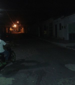 Sem iluminação há seis meses, moradores temem ficar nas portas em bairro de Arapiraca