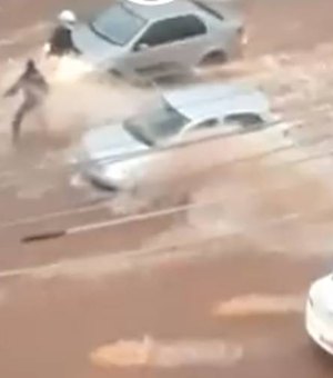 [Vídeo] Chuva forte arrasta motociclista em avenida do DF