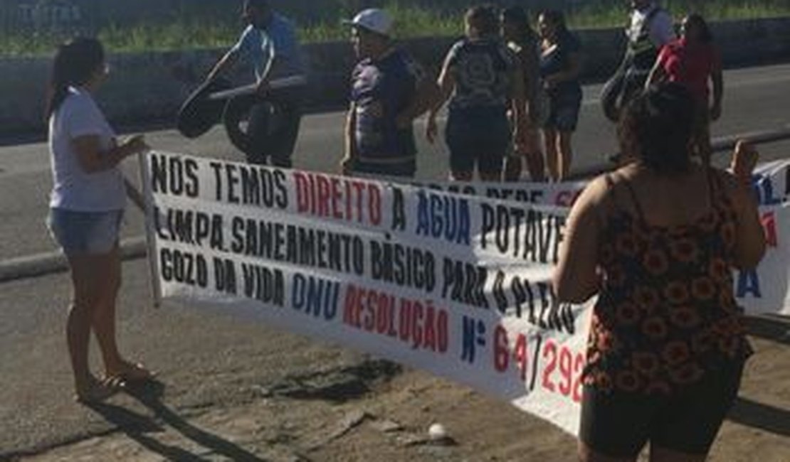 Moradores bloqueiam BR-104 em protesto contra falta d'água