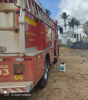 Caçamba bate em poste e incendeia em em condomínio na Perucaba, em Arapiraca