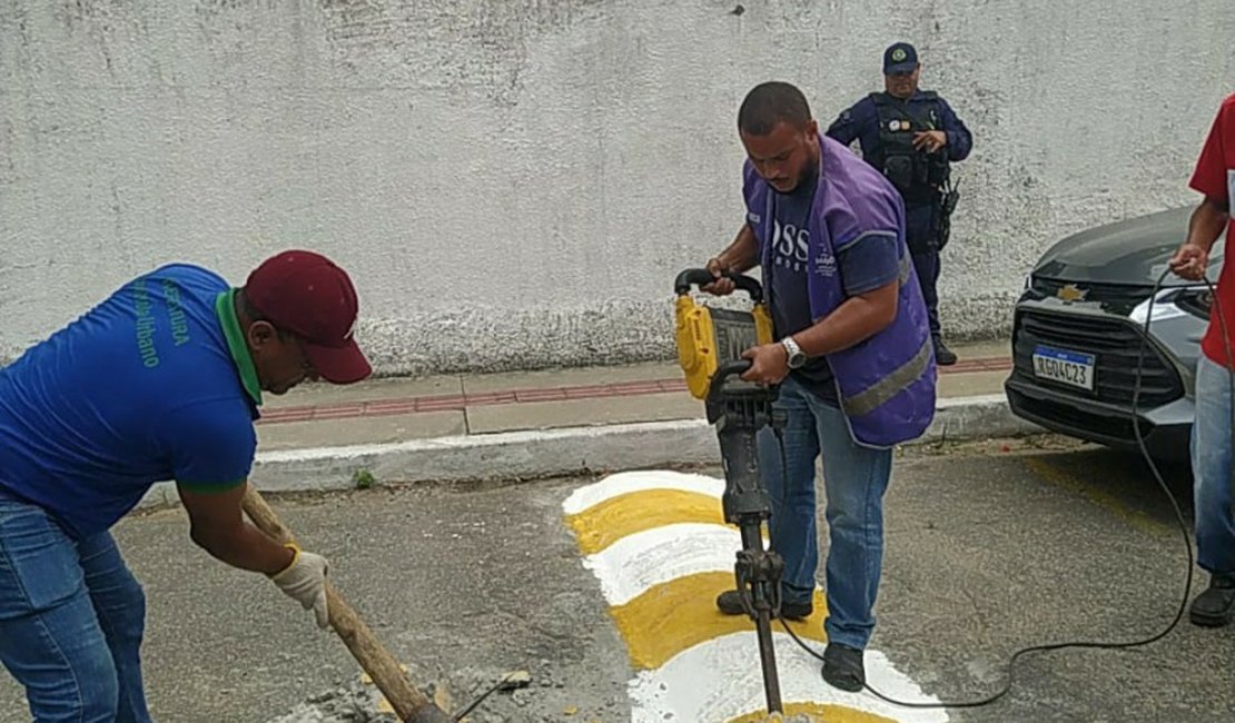 Prefeitura remove quebra-molas irregulares no Barro Duro