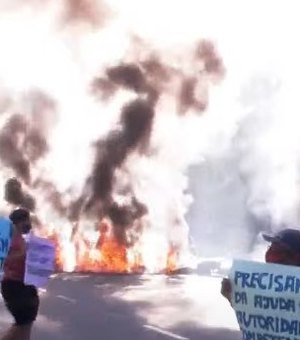 Moradores do Jacintinho fecham Avenida Leste-Oeste e exigem obras na região