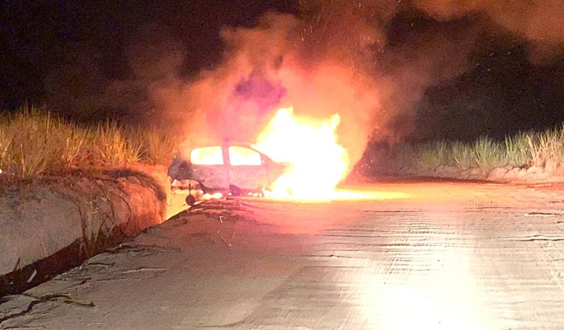 Carro de motorista de aplicativo é incendiado no Passo de Camaragibe