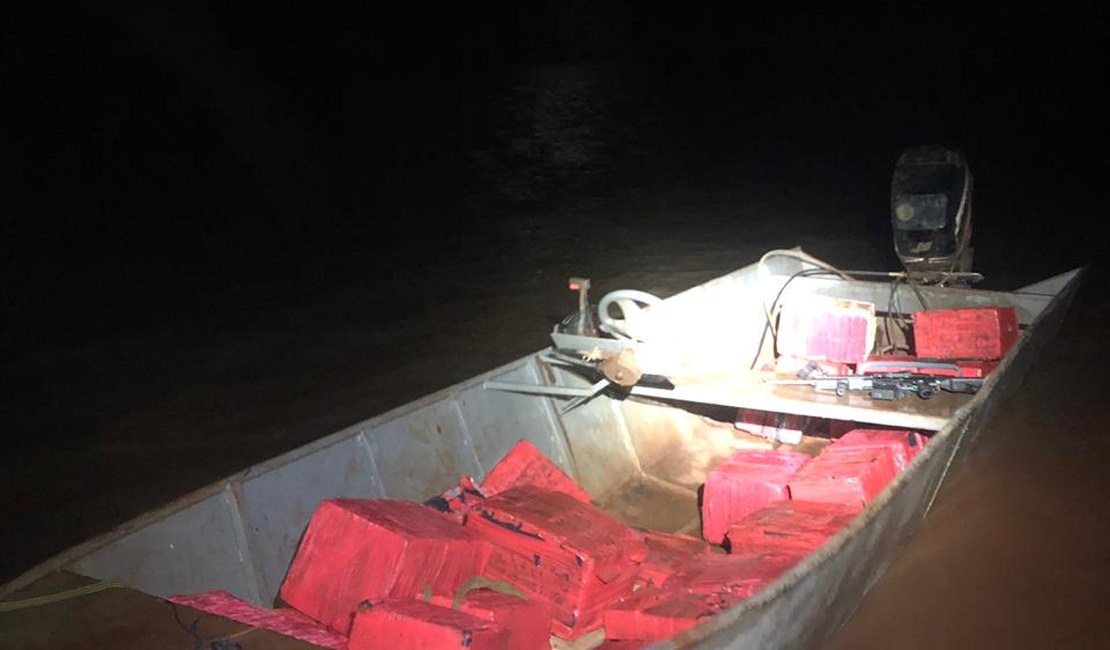 PF e Força Nacional flagram embarcação com 500 kg de maconha e são alvos de tiros