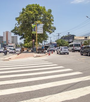 Prefeitura interdita retornos da Avenida Fernandes Lima para serviços de pavimentação da ciclovia