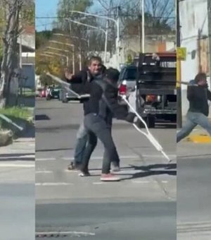 Homem com muletas surpreende ao sair correndo de briga