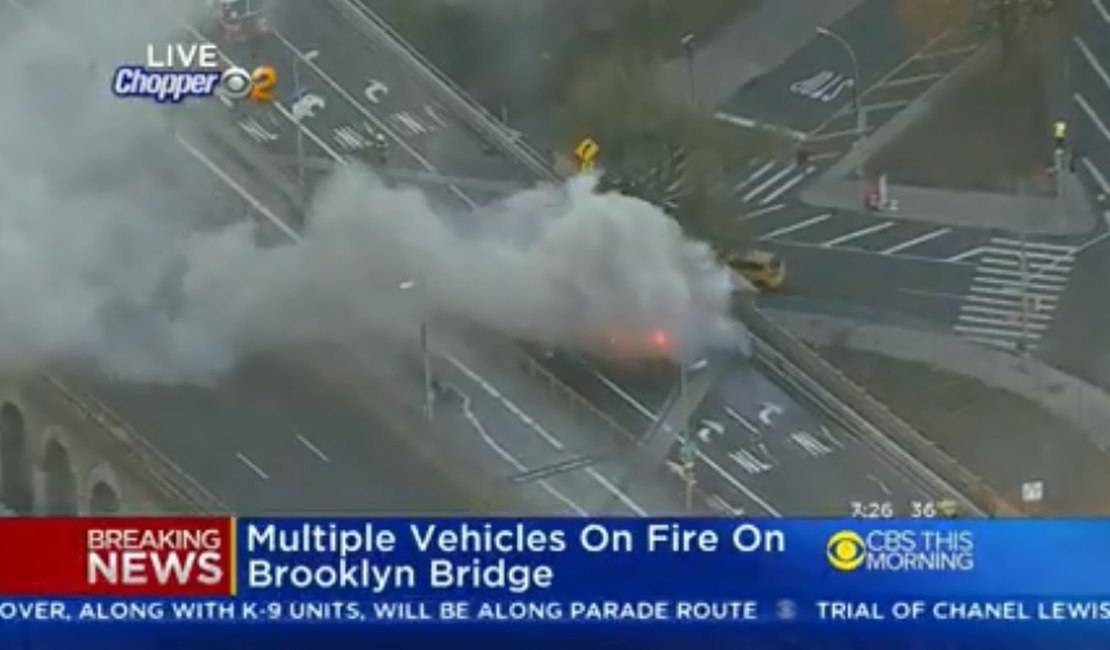 Carros pegam fogo na ponte que liga Manhattan ao Brooklyn nos EUA