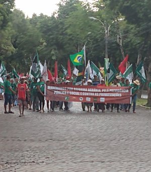 Integrantes do MST fazem caminhada até o Centro de Maceió 