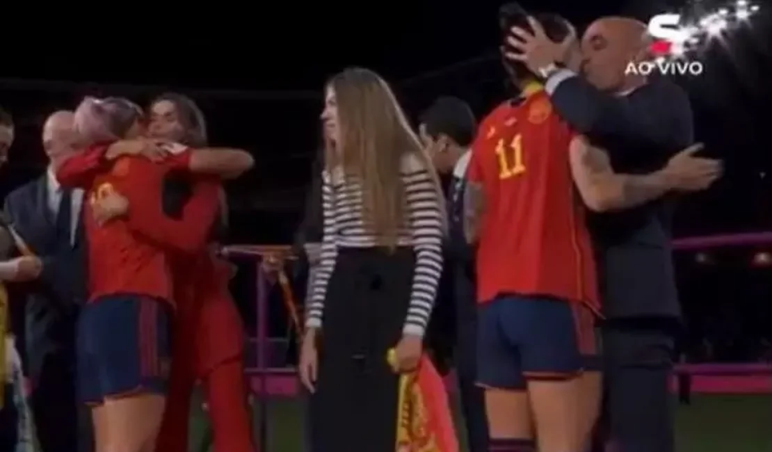 Jogadora da Espanha leva beijo na boca durante a premiação da Copa do Mundo Feminina