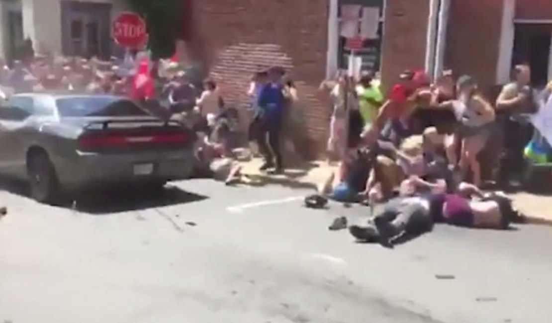 [Vídeo] Carro atropela manifestantes contra ultradireita e deixa 1 morto nos EUA