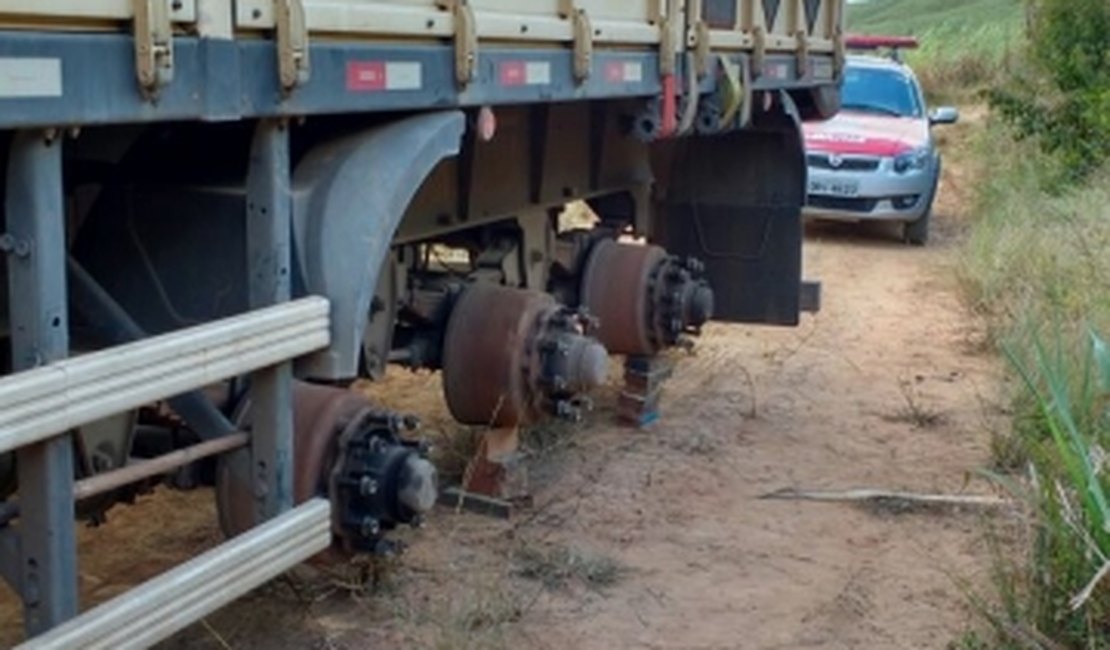 Bandidos roubam pneus de carretas após sequestrar caminhoneiros na BR-101