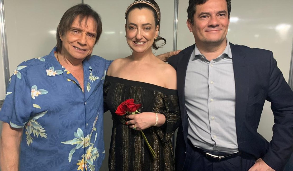 Roberto Carlos elogia Sergio Moro em show; plateia aplaude