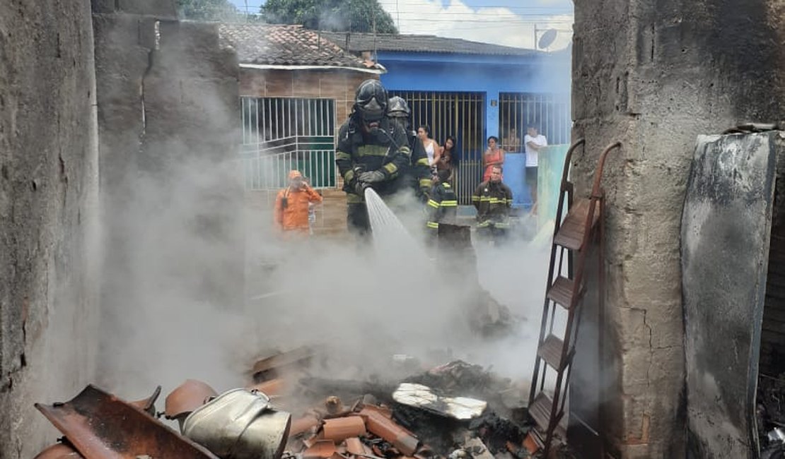 Casa pega fogo e senhor se machuca ao tentar apagar o incêndio em Marechal Deodoro