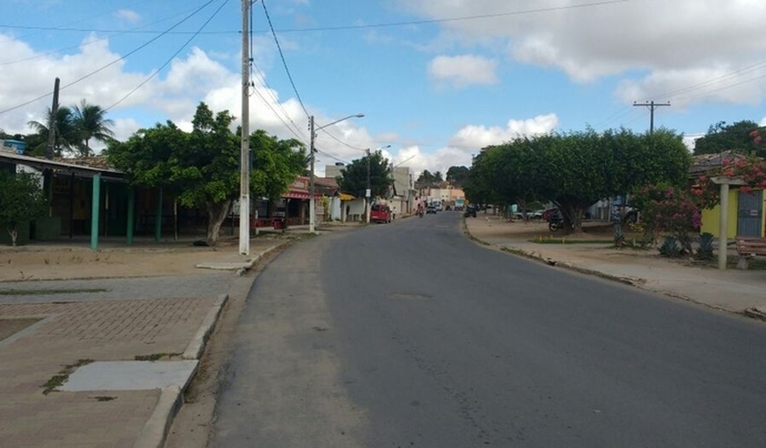 Veículo com queixa de roubo é localizado sem os pneus em Arapiraca 
