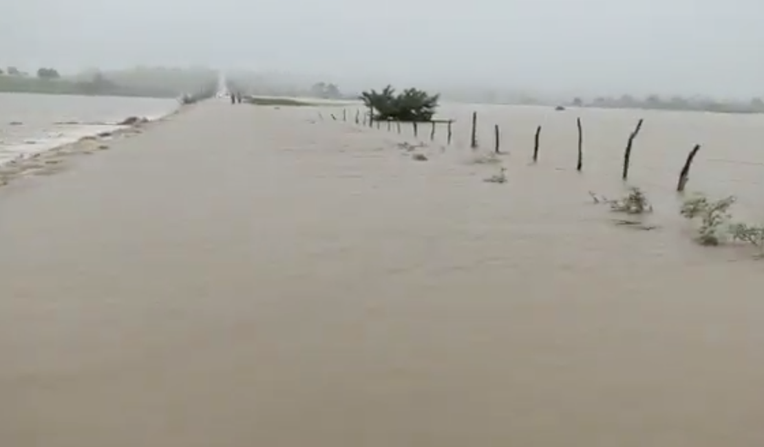 [Vídeo] Rio Boacica transborda e bloqueia estrada de acesso a Igreja Nova