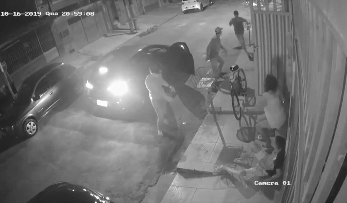 [Vídeo] Bandidos em um carro assaltam moradores na Ponta da Terra