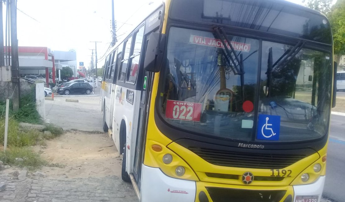 Passageiros de ônibus são vítima de assalto no bairro do Jacintinho