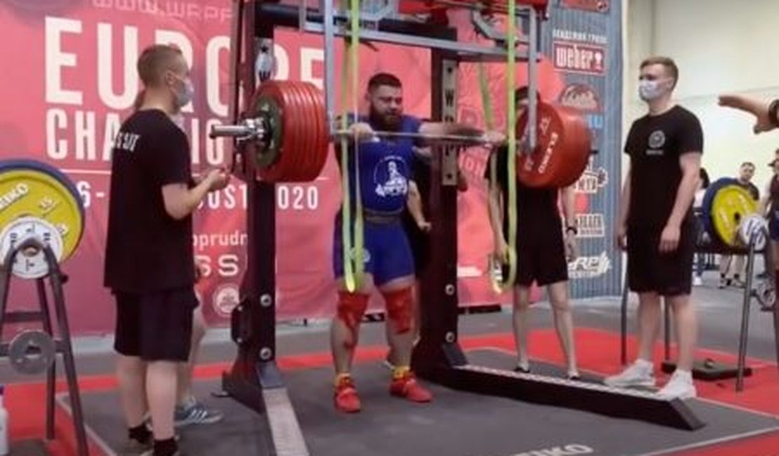 Imagem forte: russo quebra as duas pernas ao tentar levantar 400 quilos