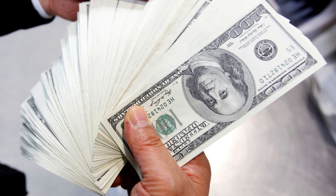 Dólar fecha com maior alta desde abril, custando R$ 5,537