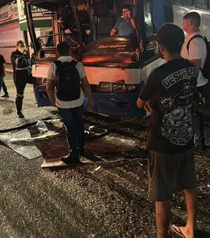 Acidente entre dois ônibus de faculdade deixa motorista preso às ferragens em Arapiraca