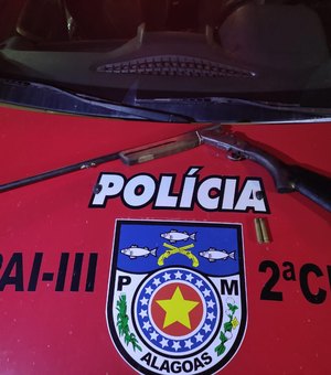 Jovens em moto são flagrados com espingarda em Jundiá