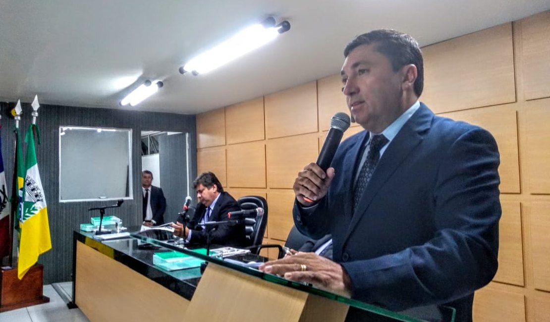 Vereadores cobram do prefeito Rogério Teófilo uma posição sobre atraso de salários dos servidores