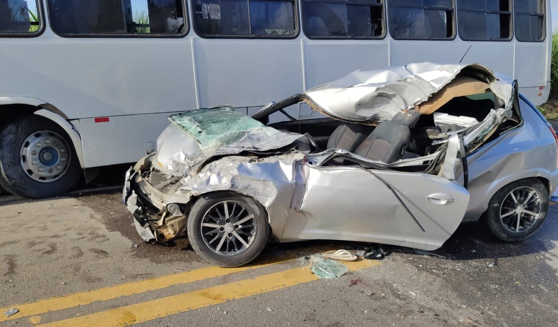 Colisão entre ônibus e carro de passeio deixa uma vítima fatal em Atalaia na manhã deste domingo (12)