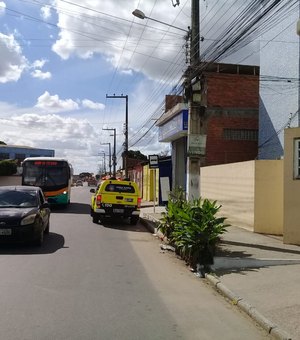 Mulher cai do terceiro andar de prédio e fratura perna em Arapiraca