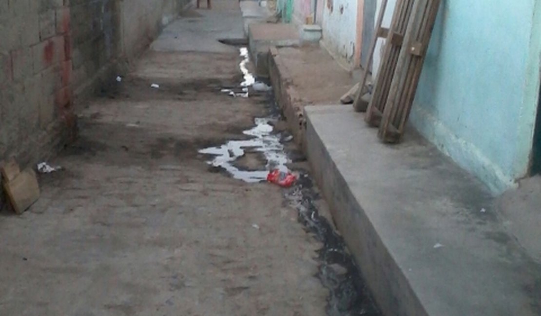 Moradores do Girau convivem com esgoto, mato e lixo