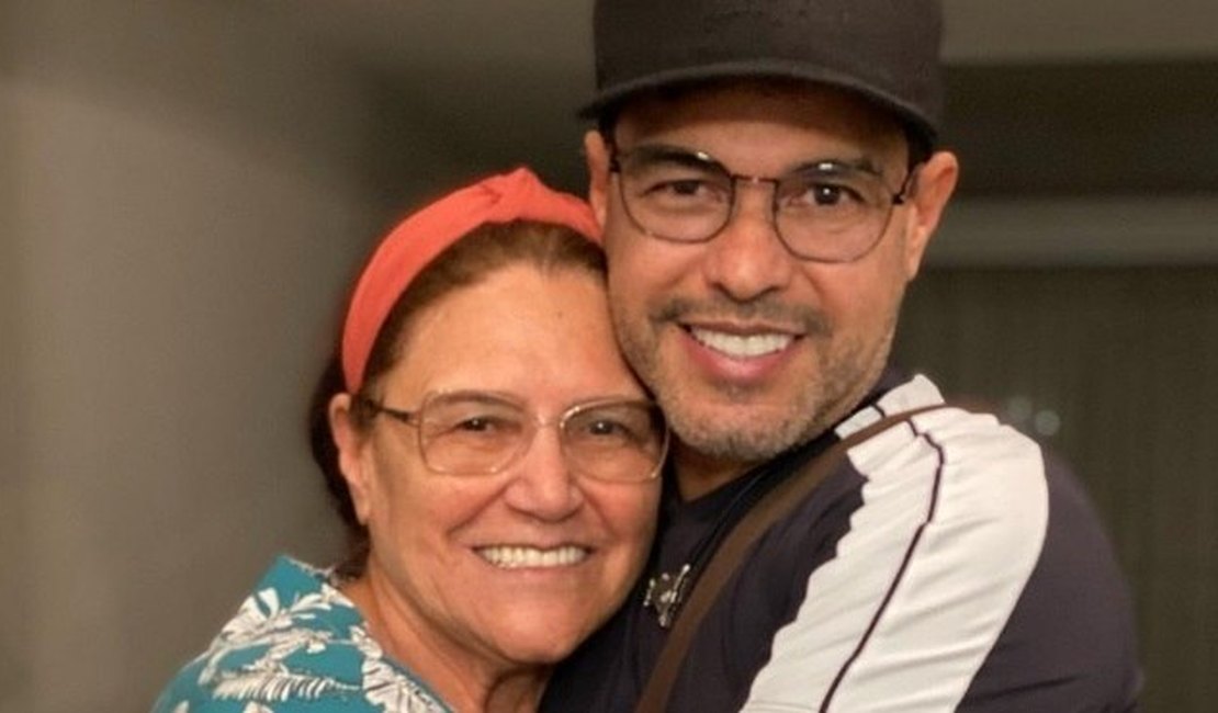 Zezé Di Camargo posa abraçado com a mãe e faz homenagem de aniversário: 'Só eu sei o que passou'