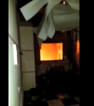 [Vídeo] Residência é destruída após incêndio em Teotônio Vilela