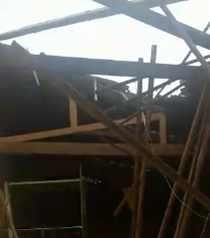 [Vídeo] Teto de filarmônica desaba no Centro de Marechal Deodoro 